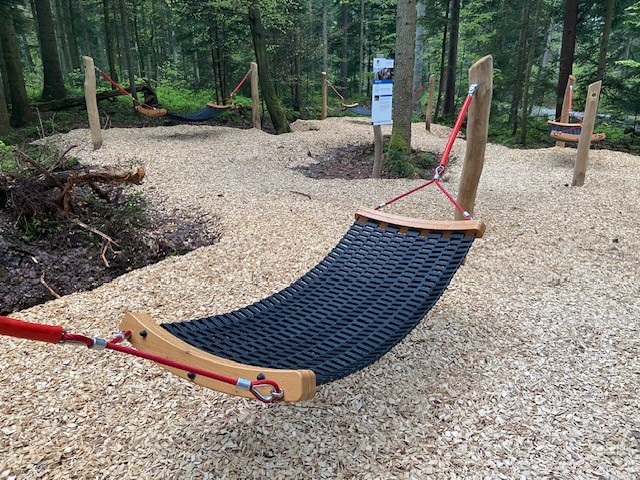 Hängematten-Schaukel mit Gummigliedermatte in Robinie
