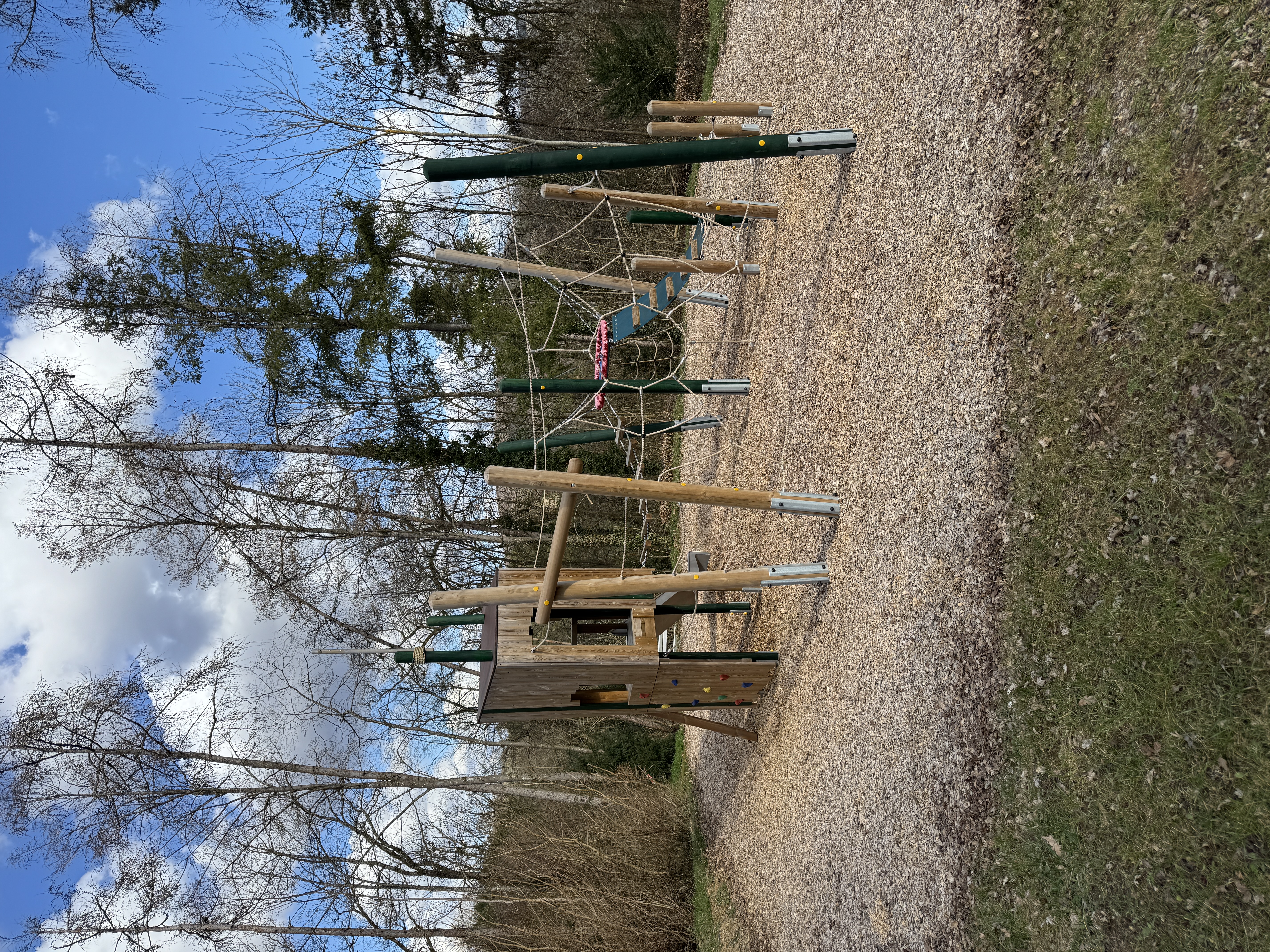 Kletterwald mit Baumhaus